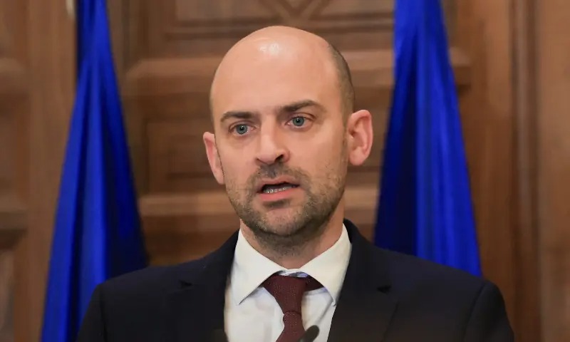 Portrait de Francesca Albanese au cœur de la polémique diplomatique en France.