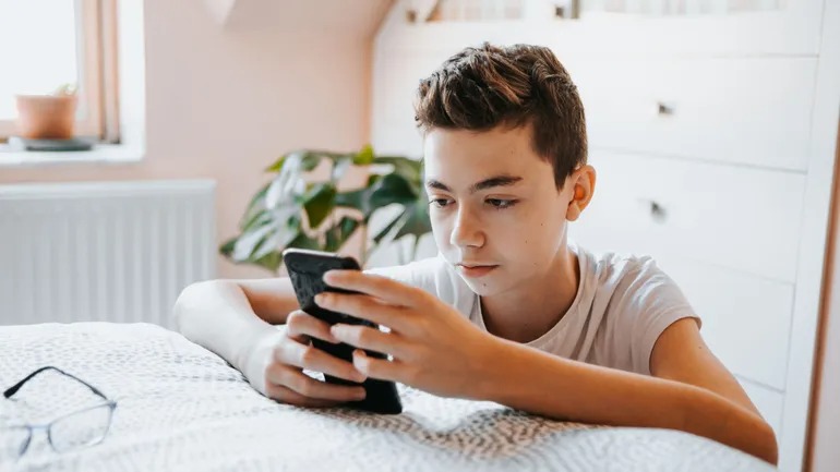 Espagne interdit réseaux sociaux aux mineurs de moins de 16 ans