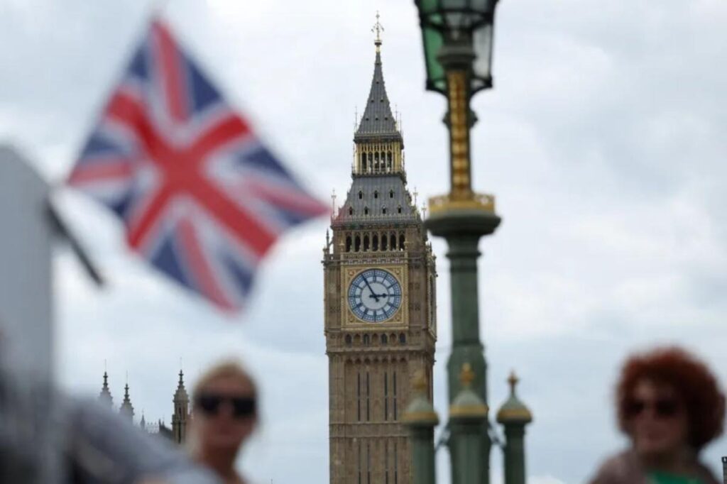 Un agent vérifie le Permis de voyage Royaume-Uni à l'arrivée.