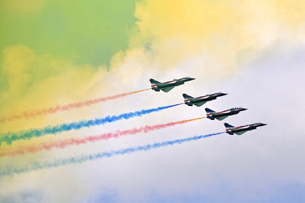 Les chasseurs J-10 de la patrouille Bayi confirment la puissance chinoise au Salon aéronautique de Singapour.