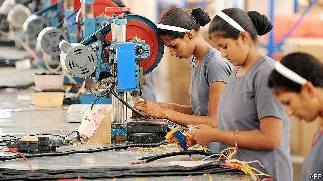 Ouvriers dans une usine illustrant le budget indien industrie nationale