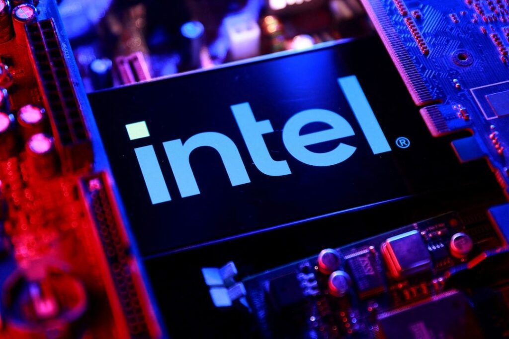 Allée de serveurs dans un centre de données impacté par la pénurie de processeurs Intel et AMD en Chine.