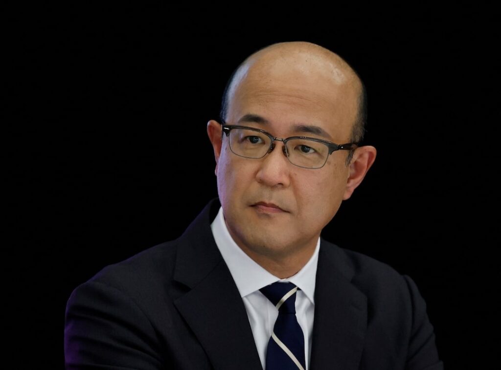 Portrait de Koji Sato lors de l'annonce officielle de la démission du PDG de Toyota à Tokyo.