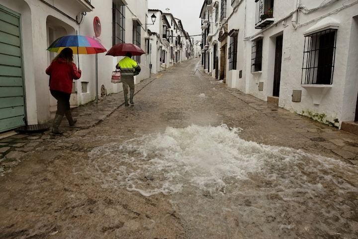 Équipes de secours évacuant des sinistrés durant la tempête Leonardo en Espagne et au Portugal.