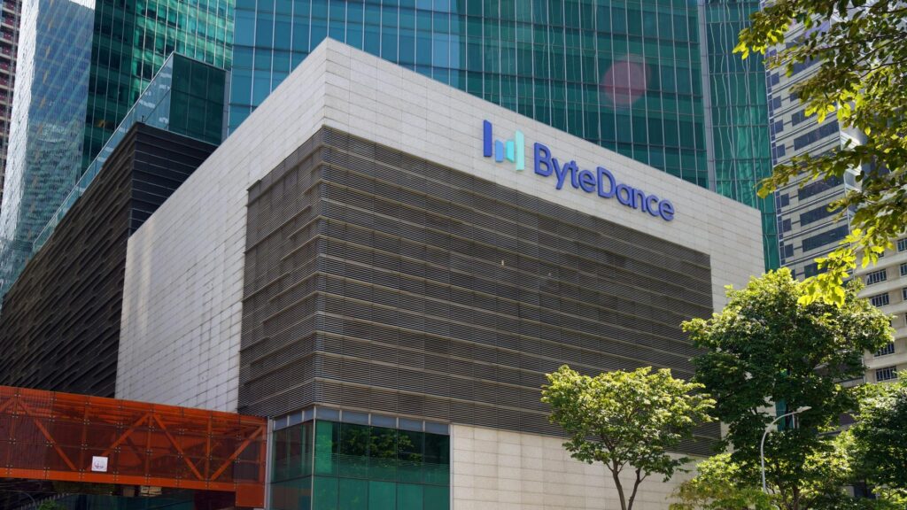 Conférence de ByteDance à Pékin présentant l’ère des agents IA et l'autonomie.