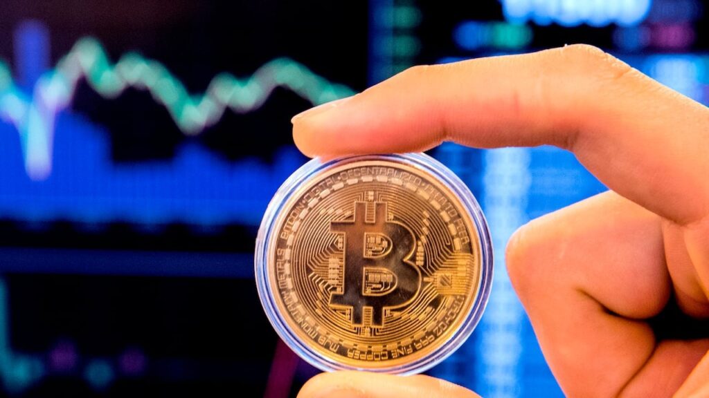 Graphique financier montrant comment le Bitcoin efface gains Trump sur les marchés mondiaux.