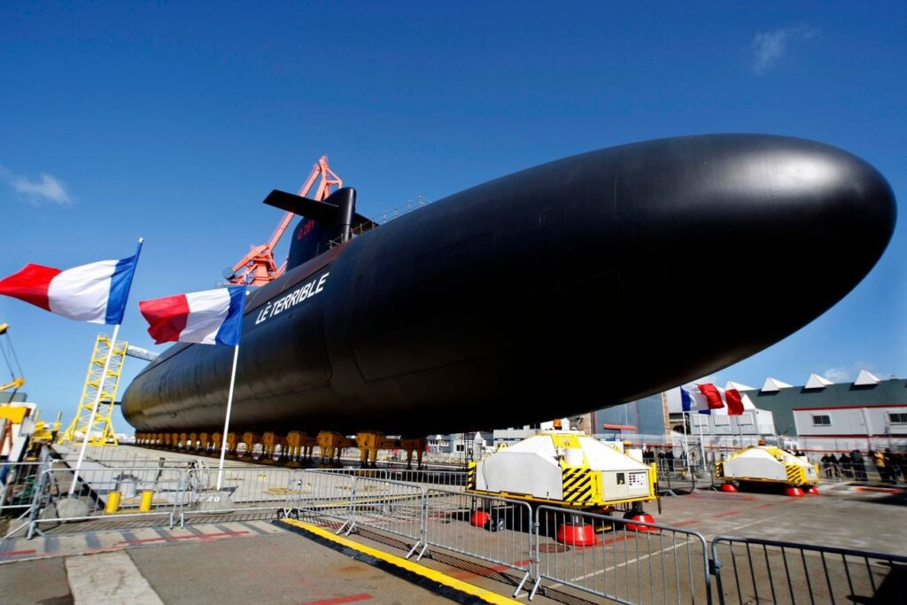 Président Macron présentant la dissuasion nucléaire française à la base sous-marine.