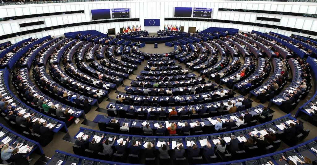 Poignée de main entre Ursula von der Leyen et Donald Trump pour l'Accord commercial UE-USA en Écosse