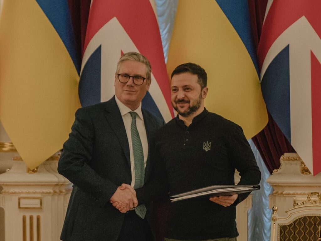 Techniciens réparant une station électrique grâce à l'aide britannique à l'Ukraine.