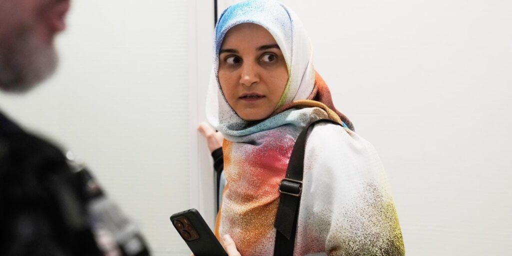 Drapeaux français et iraniens illustrant l'impact de la condamnation apologie terrorisme.