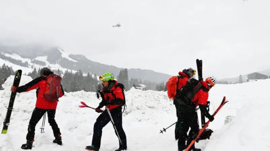 Hélicoptère de secours lors des Avalanches Alpes autrichiennes