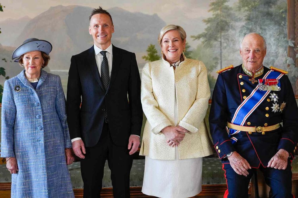 Le Palais Royal d'Oslo durant l'annonce du Roi Harald hospitalisé Espagne.