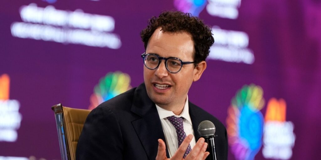 Drones de surveillance illustrant les risques liés à l'utilisation militaire de l'IA sans supervision humaine directe.