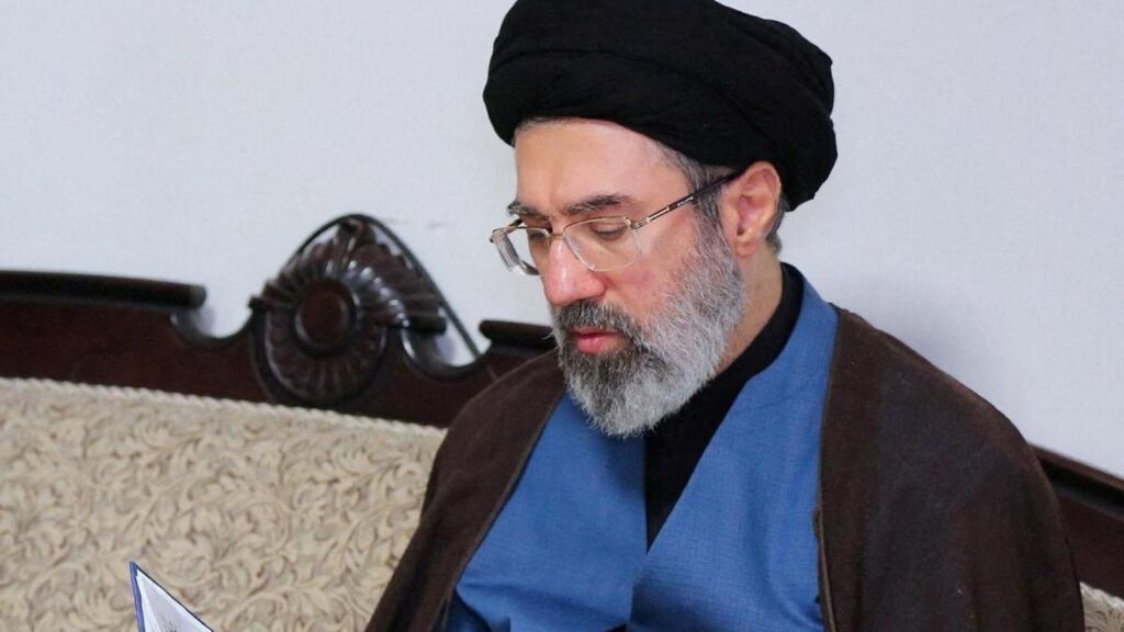 Portrait de Mojtaba Khamenei désigné comme le nouveau guide suprême de l'Iran en 2026.