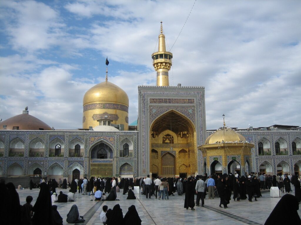 Le dôme du sanctuaire de l'Imam Reza drapé d'un drapeau noir pour les funérailles de Khamenei en 2026.