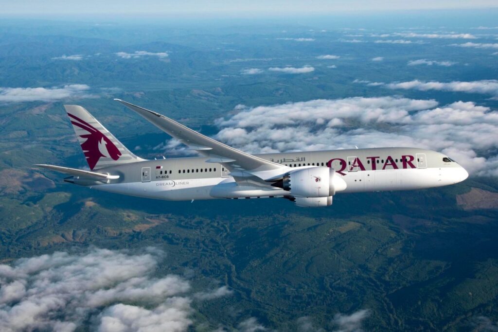 Avion au décollage pour les Vols de rapatriement Qatar Airways vers l'Europe