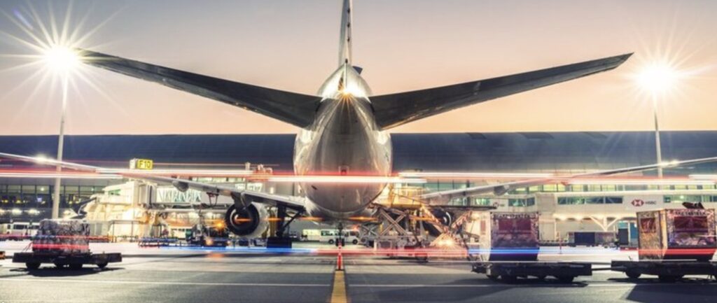 Scène de tarmac illustrant les Évacuations de citoyens américains en zone de conflit.