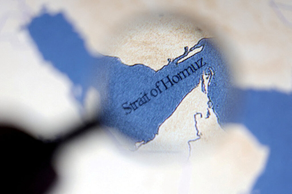 Navire transitant le détroit d'Ormuz sous recours à la force
