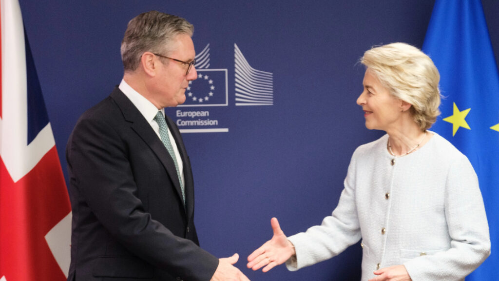 Drapeaux symbolisant la réintégration UE