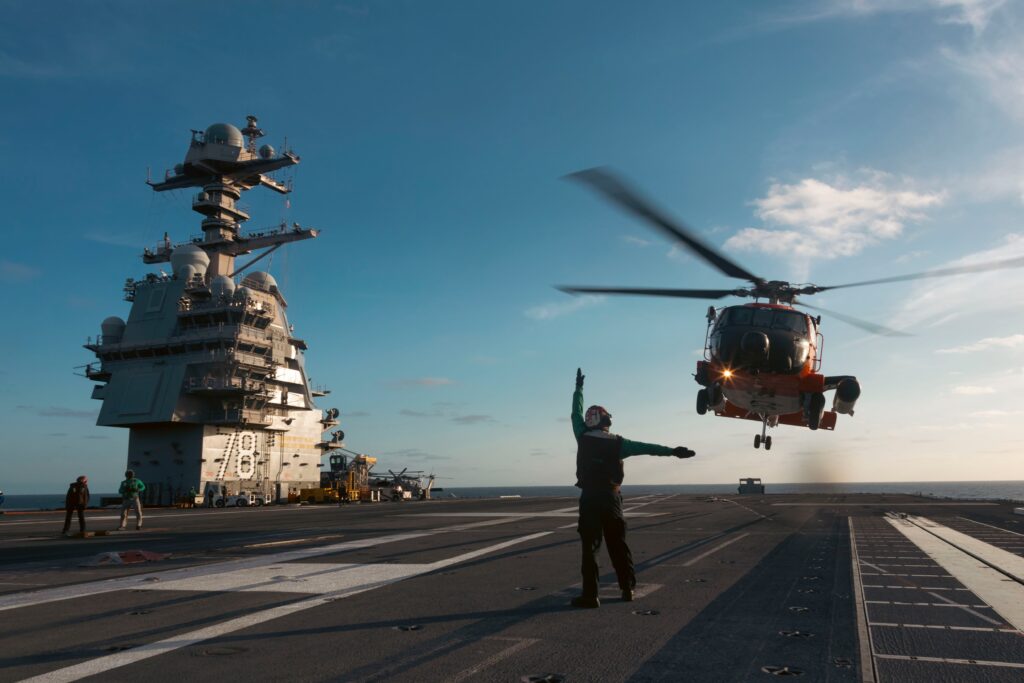 Vue du pont d'envol alors que l'USS Gerald Ford quitte la Méditerranée pour la Mer Rouge.