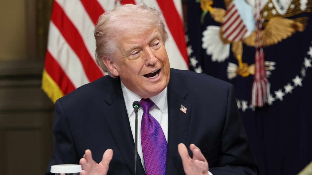 File d'attente sécurisée pour les Américains rentrant du Moyen-Orient dans un terminal international.