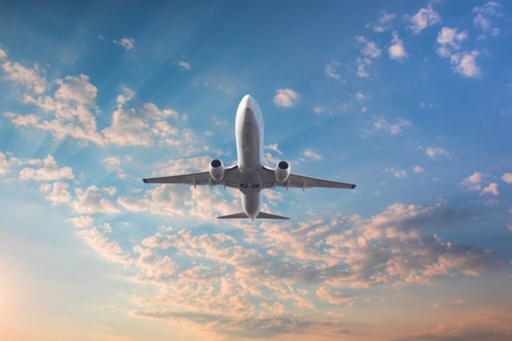 Un avion de ligne décolle de l'aéroport international pour illustrer le trafic aérien aux Émirats arabes unis.