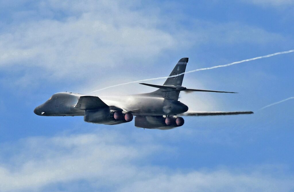 Un avion Rafale s'élance pour une mission de dissuasion