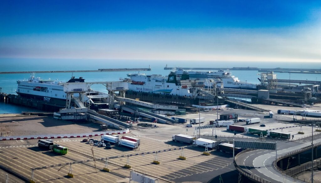Installation d'une barrière maritime avec bouées rotatives