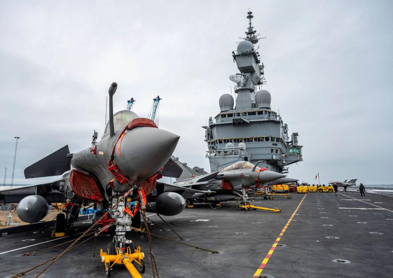 Le passage du Groupe de porte-avions français dans le canal de Suez
