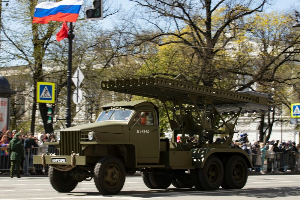 Les secours s'activent après une frappe de missile russe
