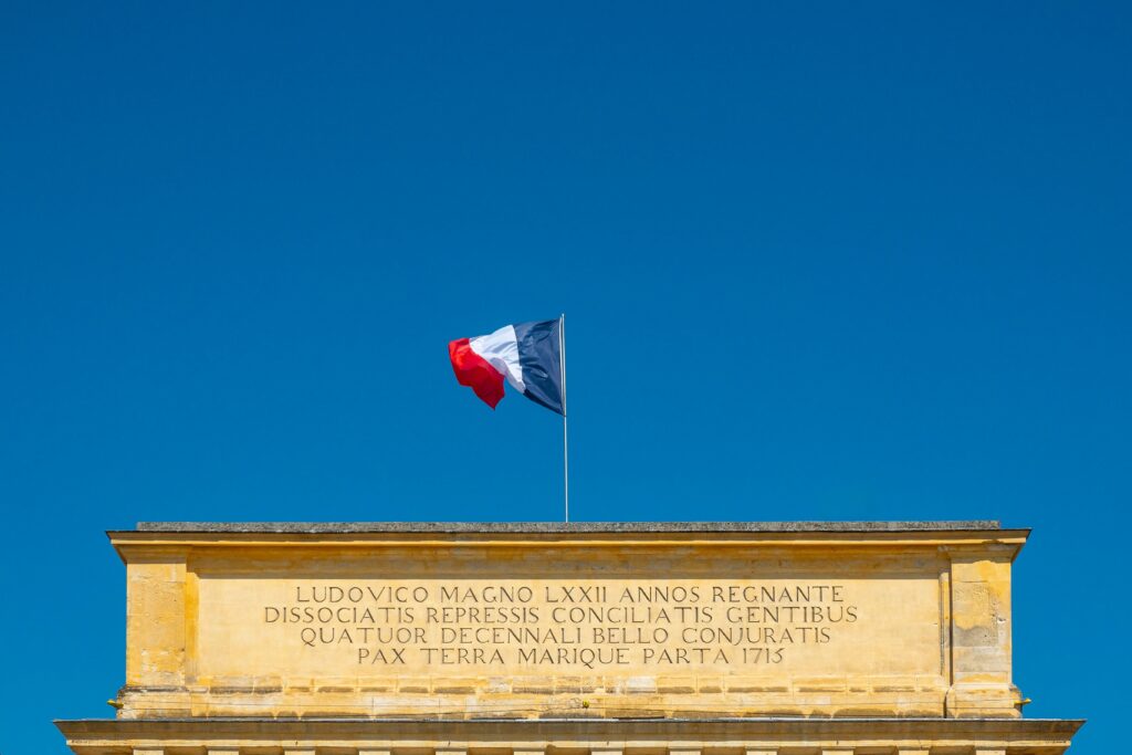 Les troupes défilent à Paris pour la Fête nationale française.