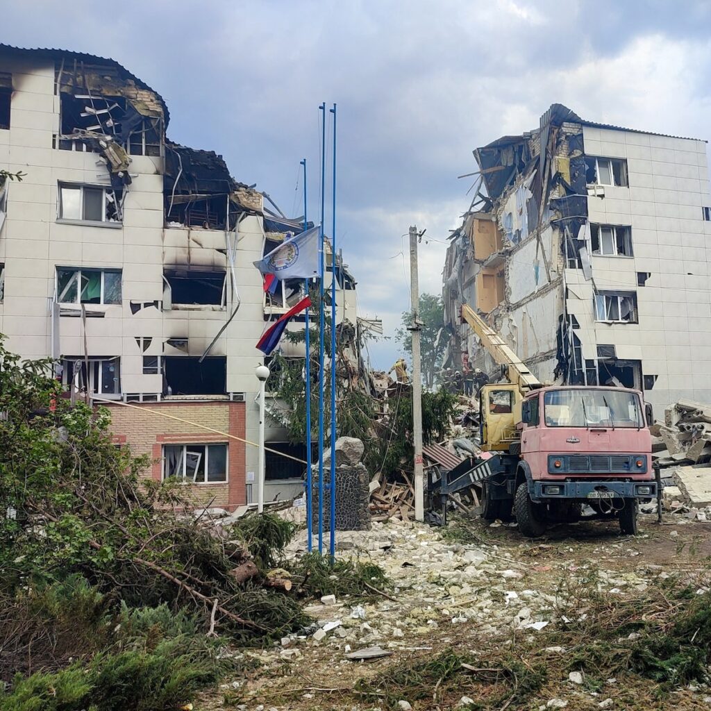 Les décombres du bâtiment universitaire touché par un raid en Ukraine.