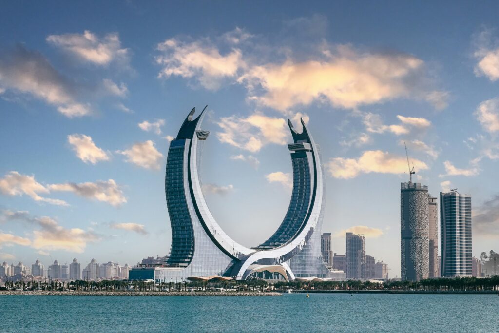Réunion officielle des responsables qatariens pour le plan national des droits de l'homme 2026-2030 à Doha.