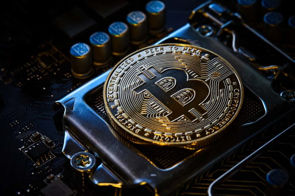 Logo de Binance suspend services crypto
