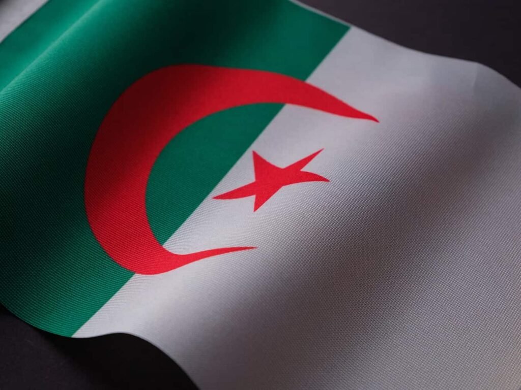 Vue aérienne des barres d'immeubles et parkings des cités du nord de Marseille