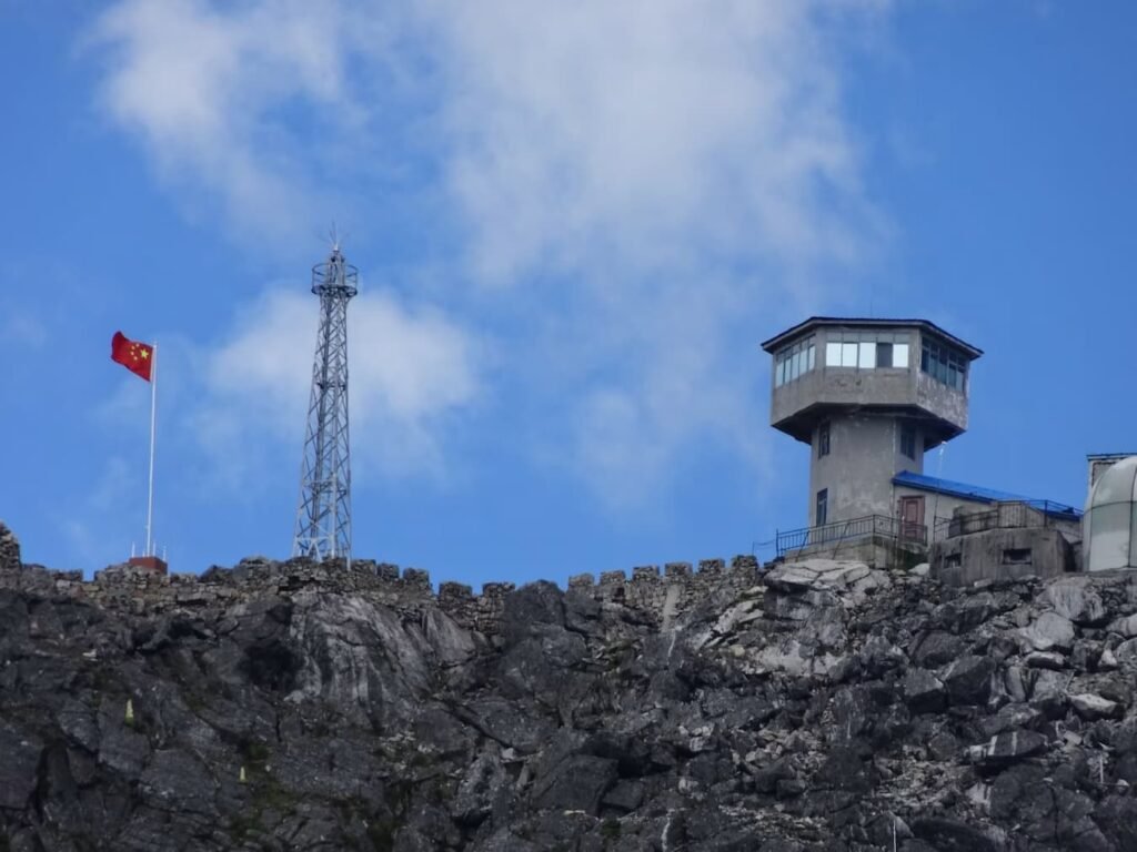 Maisons dispersées de Taksing entourées de montagnes et de forêts brumeuses