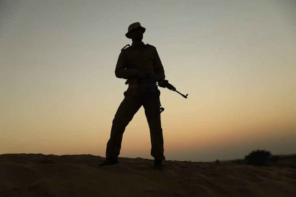 Soldats de l'armée indienne marchant en file dans une zone enneigée de montagne