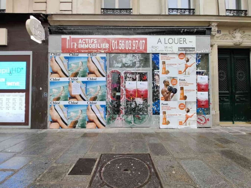 Un inspecteur en blouse blanche contrôle l'hygiène dans la cuisine d'un restaurant