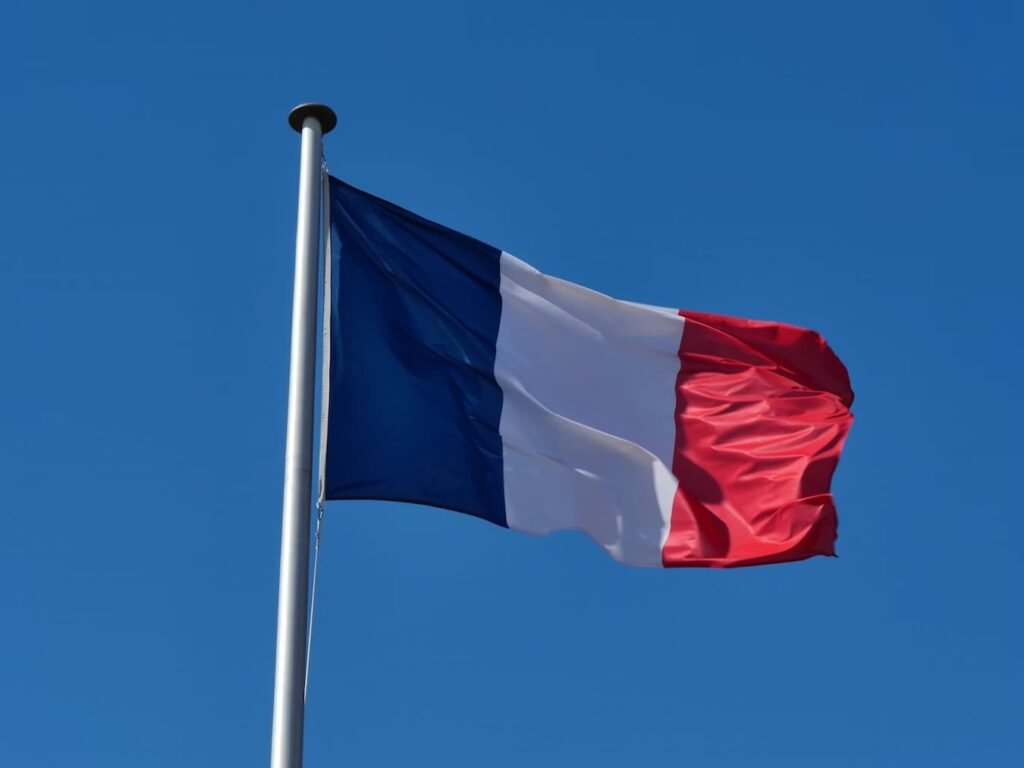 Présidentielle 2027 : Bruno Retailleau dévoile son plan pour refonder l'école 1 Max Brisson, sénateur Les Républicains, en costume sombre avec une cravate bleue