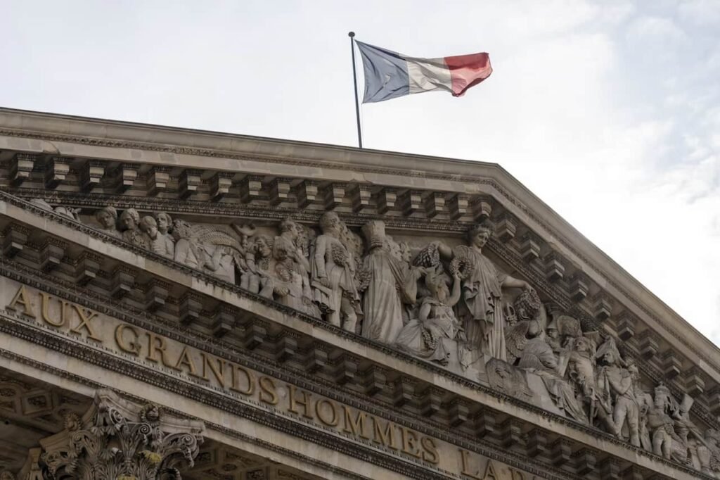Deux techniciens en tenue de travail assemblant des drones intercepteurs blancs sur une table