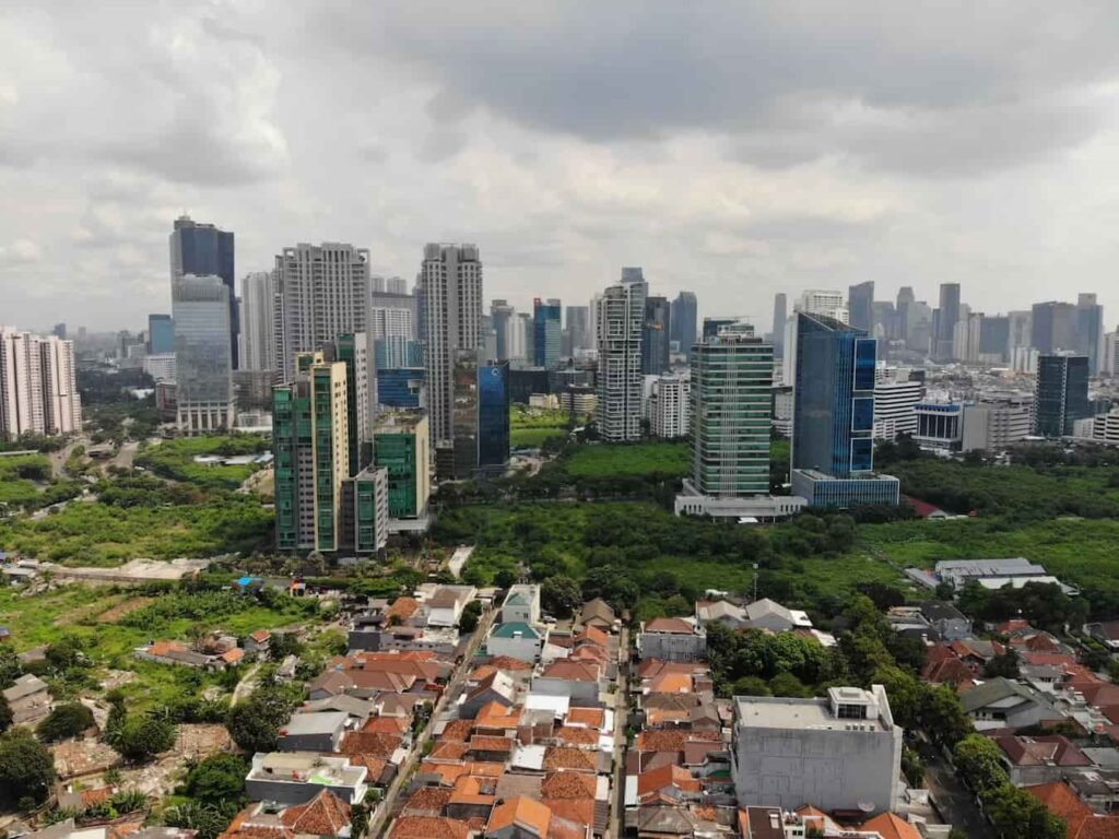 En Indonésie le président Prabowo annonce la fin de 750 entreprises publiques 2 Prabowo Subianto debout à la tribune du Parlement indonésien à Jakarta, prononçant son discours