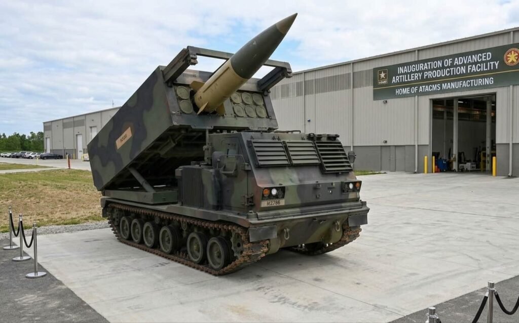 Un missile ATACMS olive est installé sur un véhicule lanceur militaire