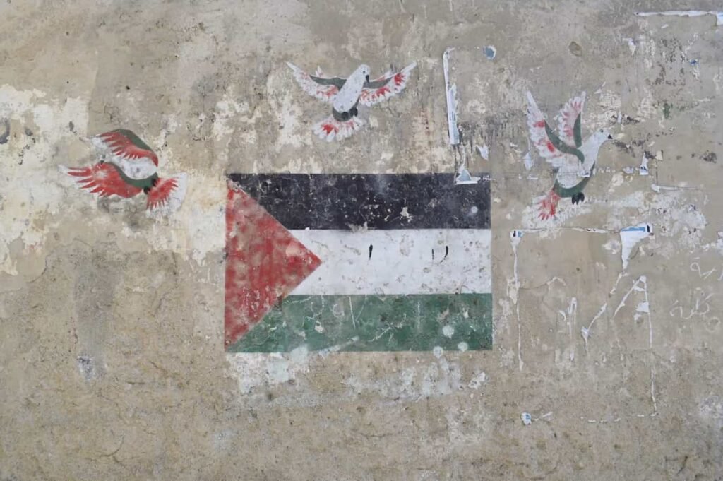 Combattants du Hamas en uniforme tenant des armes lors d'un rassemblement à Gaza