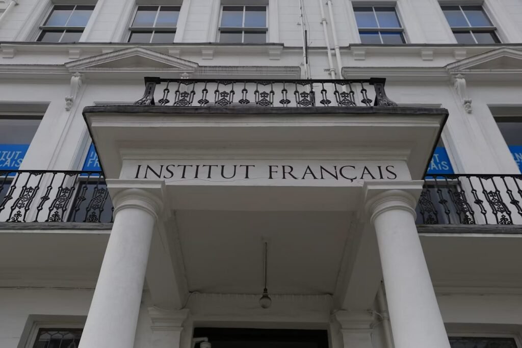 Un arrêté de fermeture administrative affiché sur la vitrine d'un commerce fermé