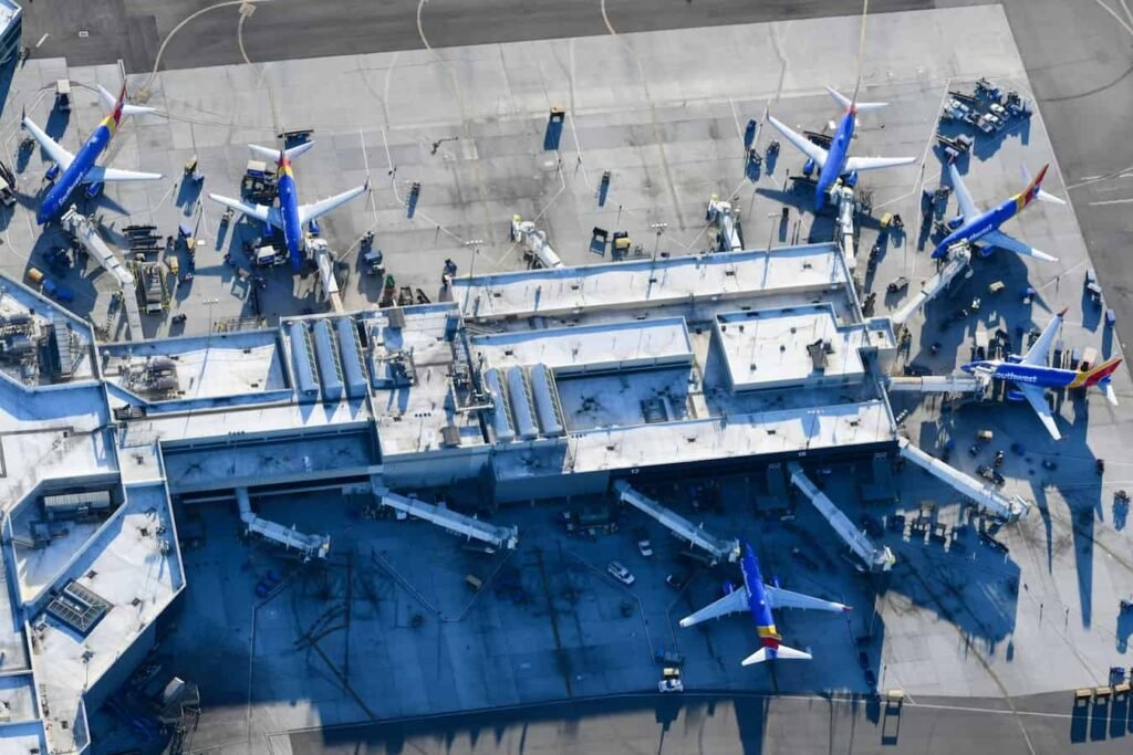 Avion commercial à l'arrêt sur le tarmac pendant un ravitaillement en kérosène par un camion-citerne