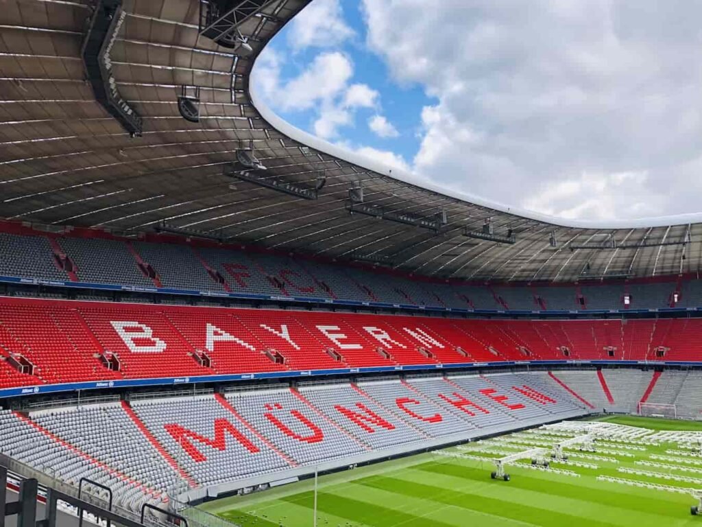 Vue extérieure de l'Allianz Arena à Munich sous un ciel bleu