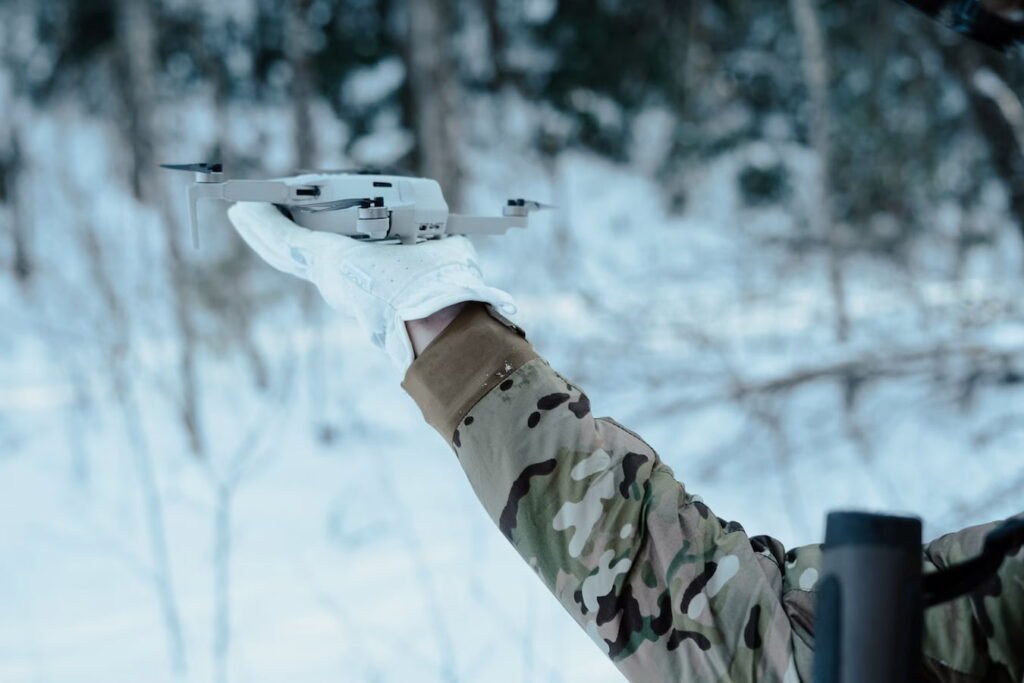 Bras robotisés sur une ligne d'assemblage automobile assemblant des châssis noirs de drones militaires