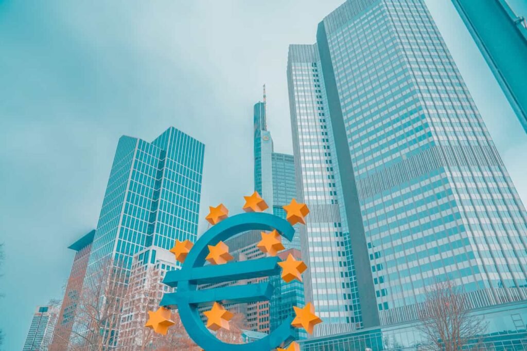 Illustration architecturale montrant la future place Schuman avec une large canopée métallique au toit végétal entourée de bâtiments européens