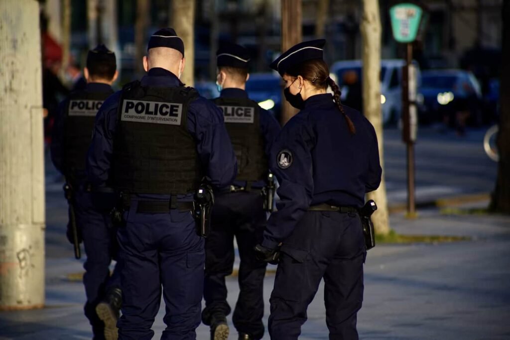 Pérols : contrôlé avec de la cocaïne, il bloque le tram et se jette à l'eau 1 Policiers nationaux et agents TaM contrôlant les titres de transport à l'intérieur d'un tramway