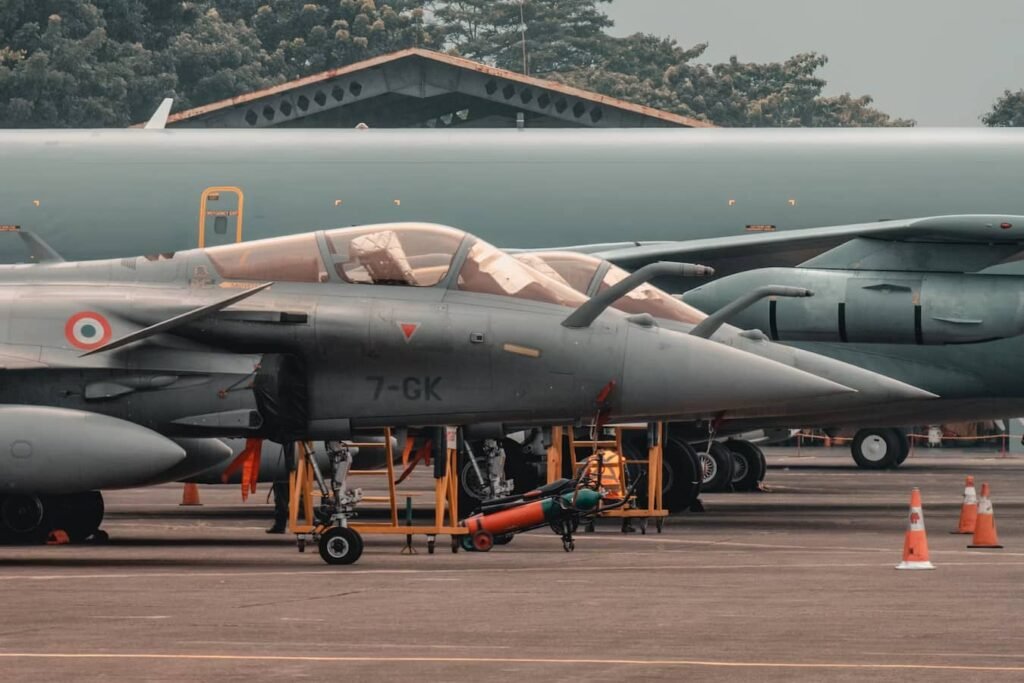 Avion de combat Rafale F4 en vol vu de trois quarts avant au-dessus d'une couche de nuages